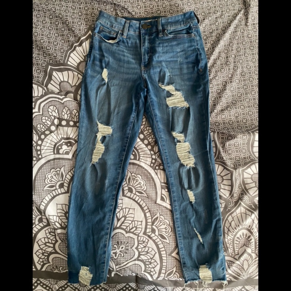 Cropped distressed jeans